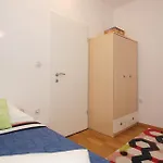 Three-bedroom In Apartmán Račišće