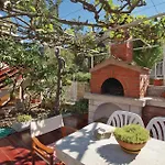 Three-bedroom In Apartmán Račišće