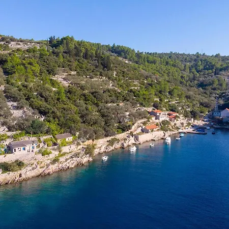 Three-bedroom In Apartament Račišće