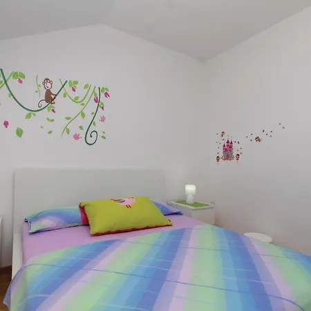 Three-bedroom In Apartament Račišće