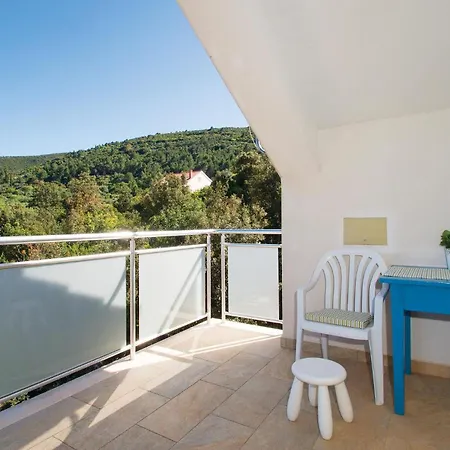 Three-bedroom In Apartament Račišće