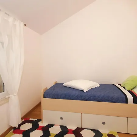 Three-bedroom In Račišće