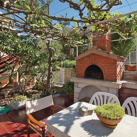 Three-bedroom In Appartamento Račišće