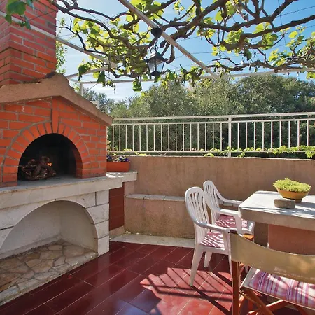 Three-bedroom In Appartamento Račišće