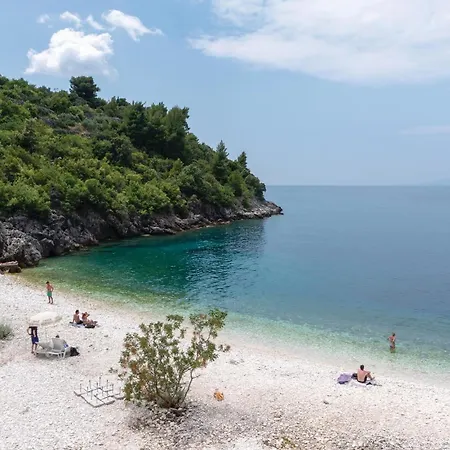 Three-bedroom In Apartament Račišće