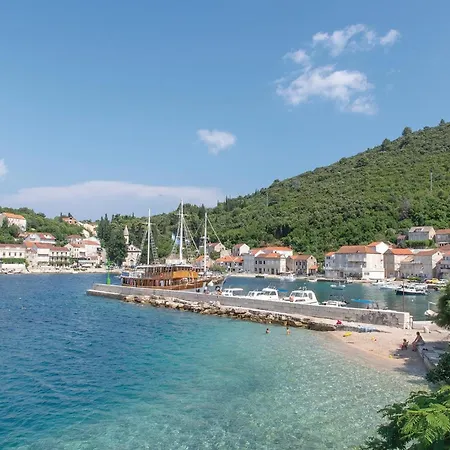 Three-bedroom In Apartament Račišće