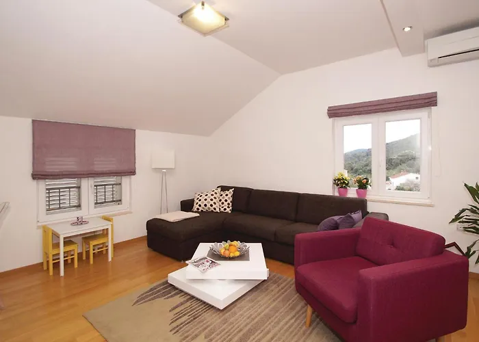 דירה Three-bedroom In