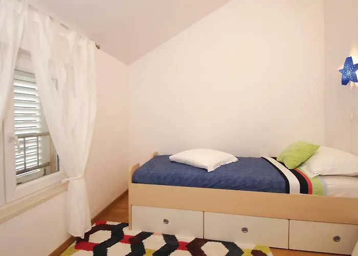 Three-bedroom In Račišće