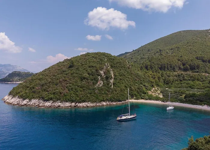 Three-bedroom In דירה