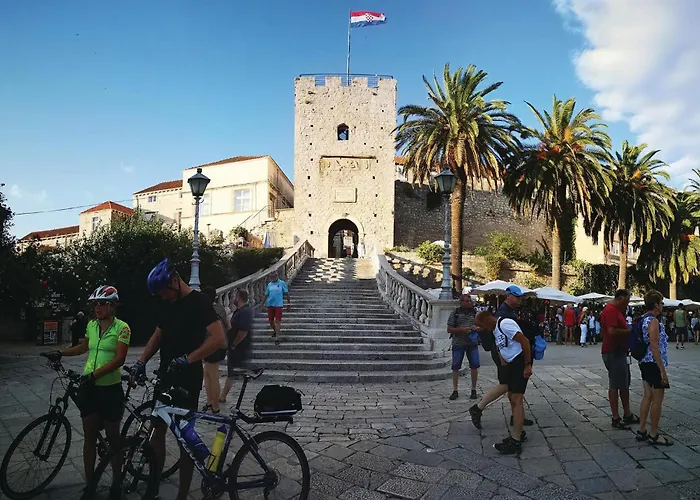 Three-bedroom In דירה